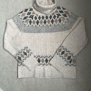 Cozy Beige Patterned Turtleneck Sweater